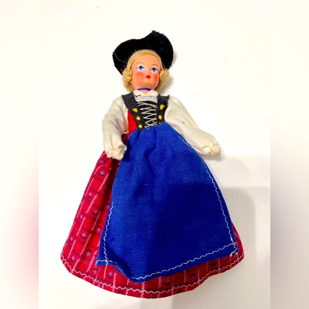 🇩🇪German 🇩🇪Doll in Costume . Vintage  SZ - 9”